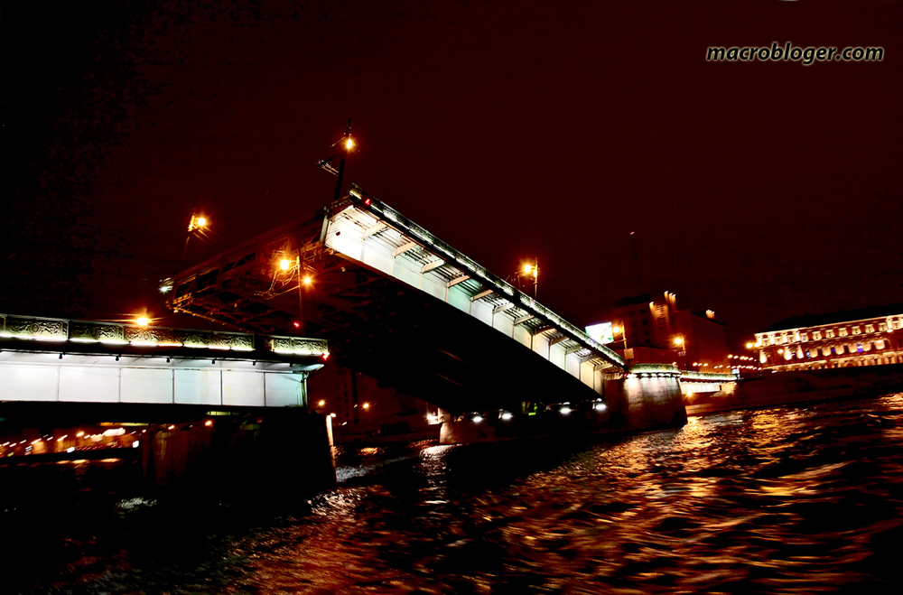 Развод Литейного моста